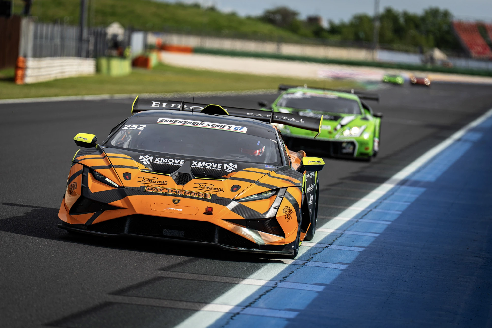 Lamborghini Super Trofeo XMOVE #252 in azione in pista